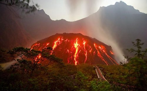 20140213_235143_kelud_meletus